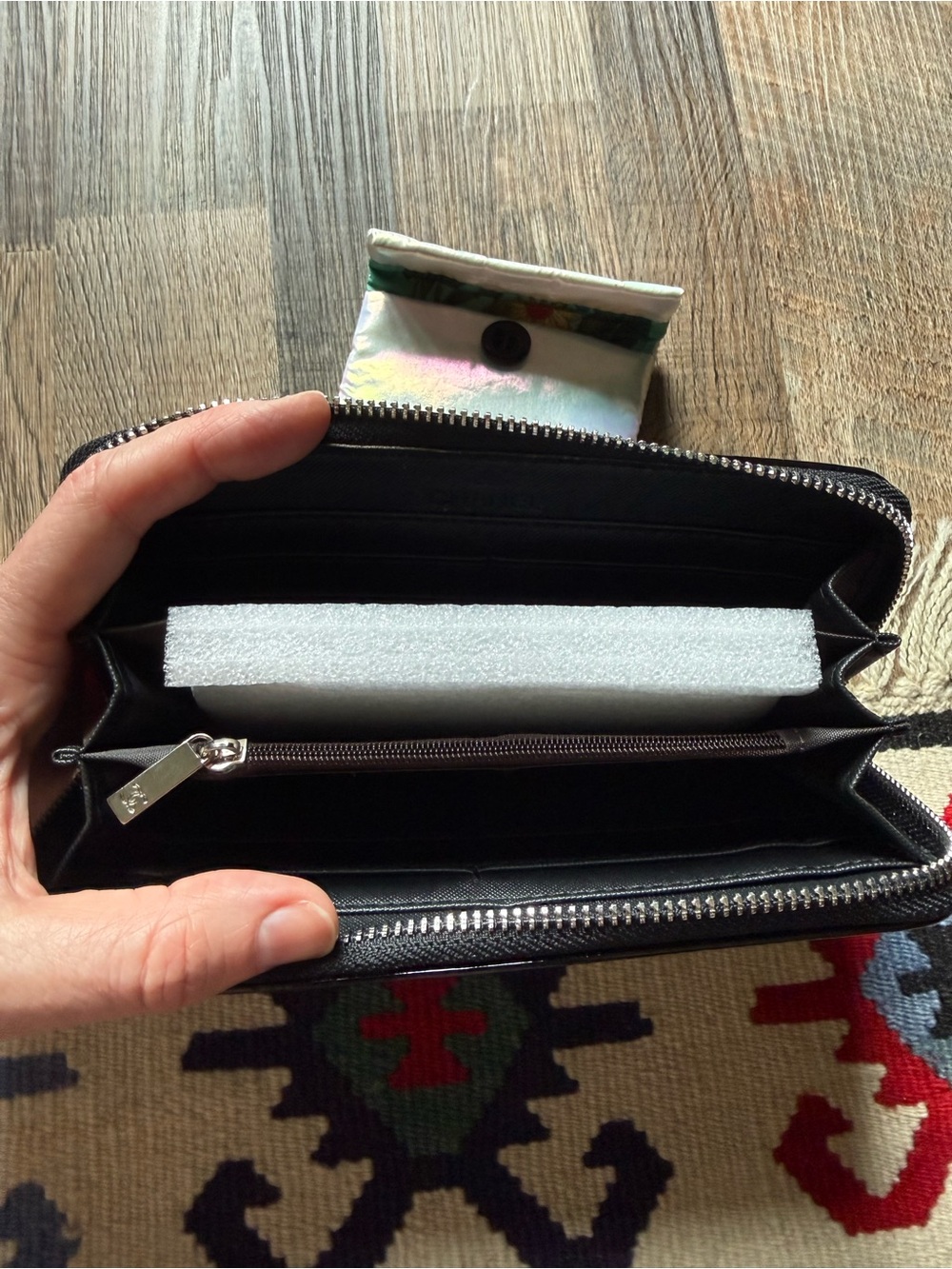 CHANEL Black Patent Logo Zip Card Wallet + Gucci Beauty Mirror - FGWP - Picture 3 of 3